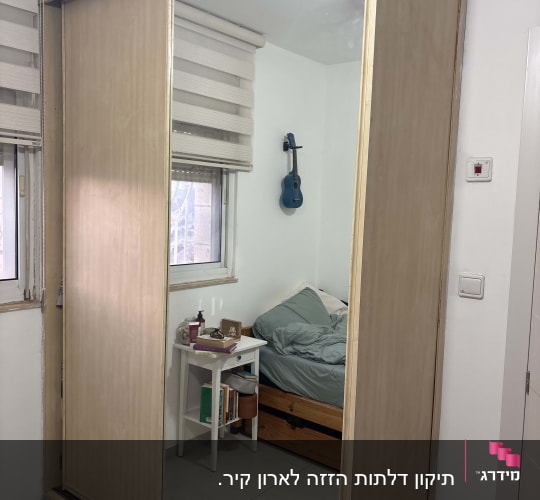 ארון עץ עם דלתות הזזה ומראה